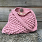 Tas genaamd 'Grandma Pink' van S.E.V. Originals met hengsel over de tas, De Garengarage.