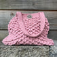 Tas genaamd 'Grandma Pink' van S.E.V. Originals met hengsels over de tas, De Garengarage.