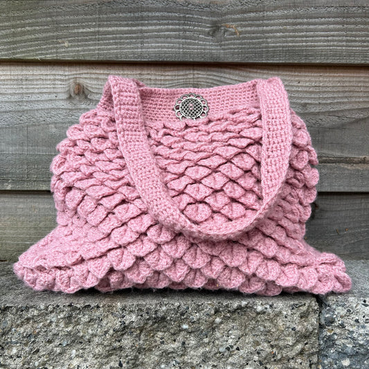 Tas genaamd 'Grandma Pink' van S.E.V. Originals met hengsels over de tas, De Garengarage.