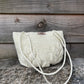 Leaf tas 'Off White' met hengsels over de tas, S.E.V. Originals bij De Garengarage.